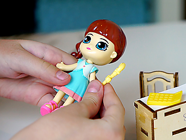 Куколка-сюрприз с аксессуаром и домашним питомцем, 9 см (видео)