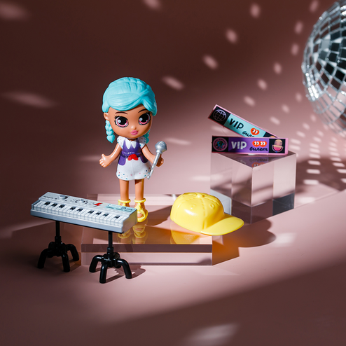 Куколка с музыкальными инструментами